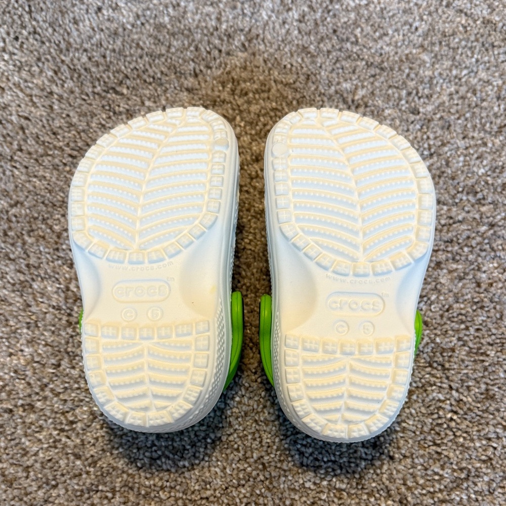 CROCS with alien size 5 - Picture 2 of 3